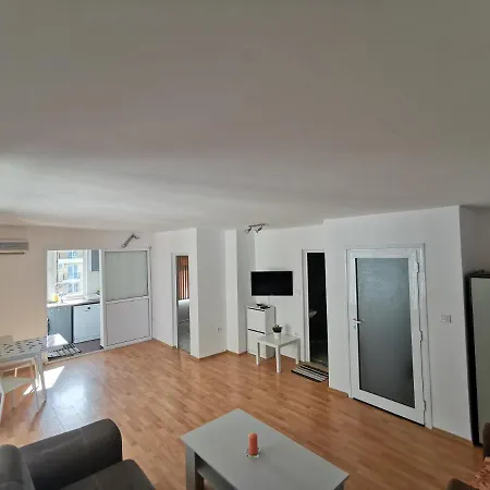 Apartment 4th Floor *